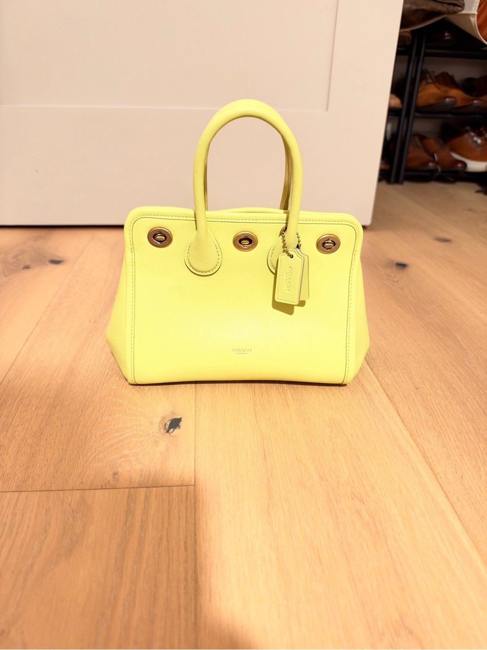 Coach Turnlock 22 Pale Citrus Runway Bag BNNU